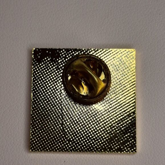 Bozrah Connecticut 1986 Town Bicentennial Enamel Lapel Pin Textured - Picture 3 of 4